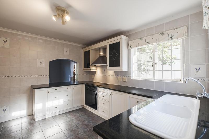 4 Bedroom Property for Sale in Clovelly Western Cape